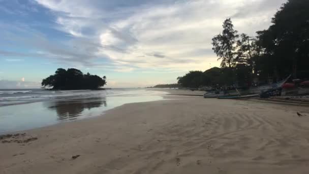 Weligama, Sri Lanka, o insulă care se învecinează cu coasta — Videoclip de stoc