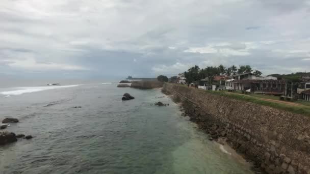 Galle, Sri Lanka, dalgalar duvarlara çarpıyor — Stok video
