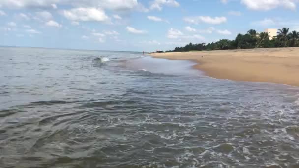 Negombo, Sri Lanka, ondas pequenas e nuvens — Vídeo de Stock