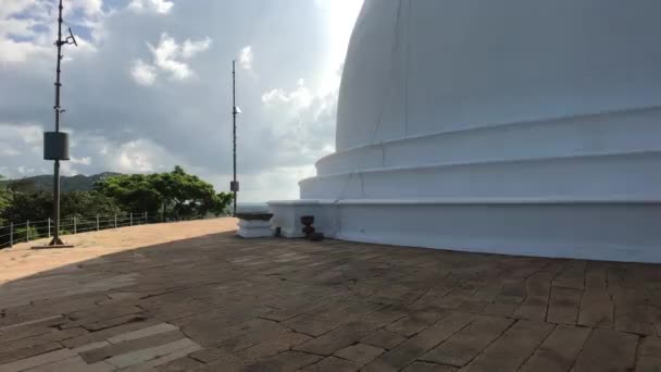 Mihintale, Sri Lanka, 2019. november 24., Mihintale Temple Complex, felhők a kupola hátterében — Stock videók