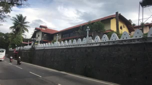 Kandy, Sri Lanka, muro alto a lo largo del camino — Vídeo de stock