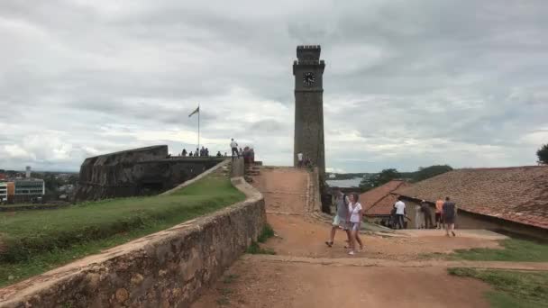 Галле, Шри-Ланка, башня с часами и туристы — стоковое видео
