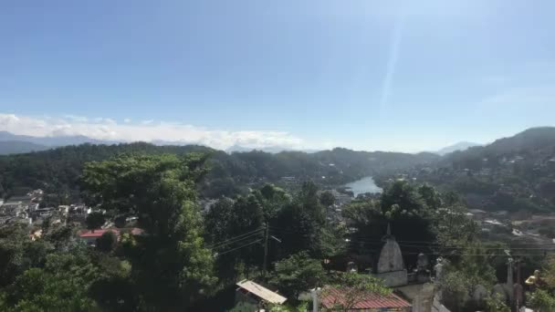 Kandy, Sri Lanka, vistas de la ciudad desde la inversión lateral del gran templo de Buda — Vídeo de stock