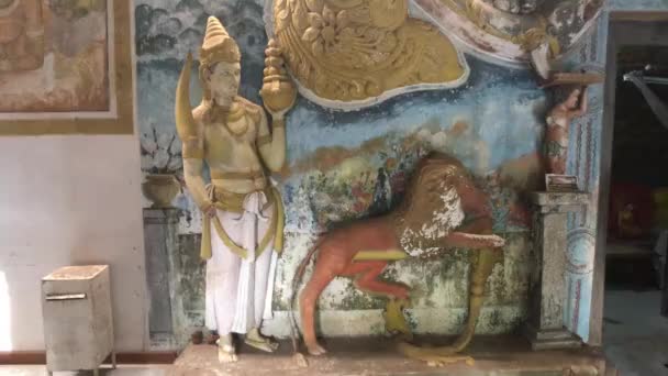 Sigiriya, Sri Lanka, 25 de noviembre de 2019, turistas en un templo de roca — Vídeos de Stock