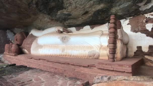 Sigiriya, Sri Lanka, 23 november 2019, Boeddha in de rots — Stockvideo