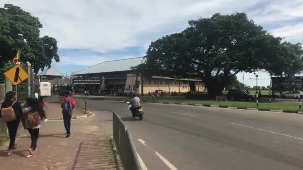 Matara, Sri Lanka, 25 Kasım 2019, Old Tangalle Yolu, turistler ve yolcular — Stok video