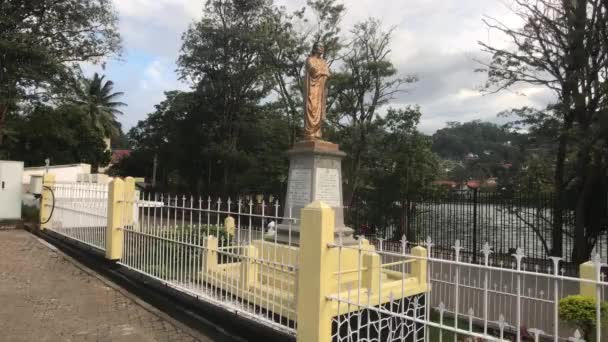 Kandy, Sri Lanka, estátua na entrada do templo — Vídeo de Stock