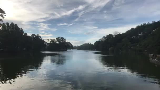 Kandy, Sri Lanka, yol boyunca gölün bir parçası. — Stok video