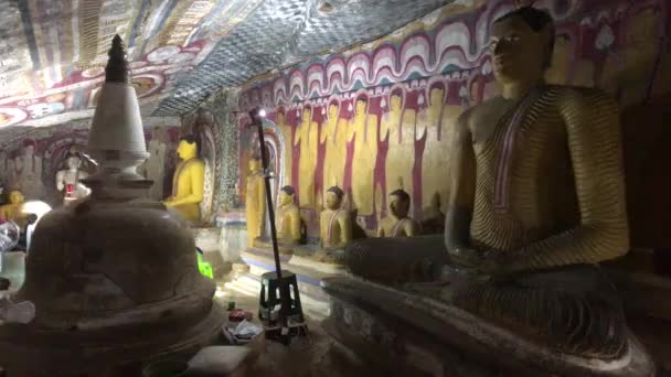 Dambulla, Srí Lanka, 25. listopadu 2019, Dambulla Jeskynní chrám, Buddhova socha část 12 — Stock video