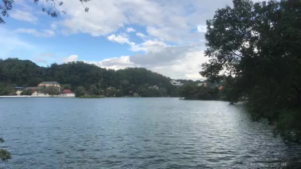 Kandy, Srí Lanka, výhled na jezero z hlavní ulice — Stock video