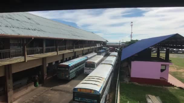 Matara, Srí Lanka, 25. listopadu 2019, Stará Tangalle Rd, velký provoz a turisté jedou na autobusové nádraží — Stock video