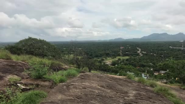 Dambulla, Sri Lanka, een bergketen in de verte — Stockvideo