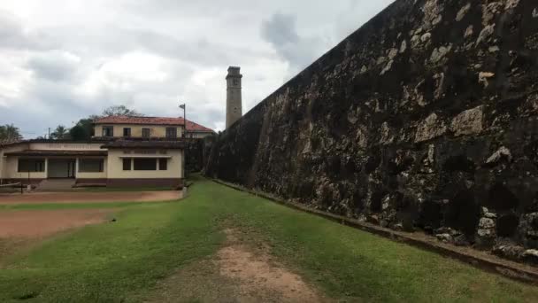 Galle, Sri Lanka, vista de la torre del reloj a lo largo de la pared — Vídeos de Stock