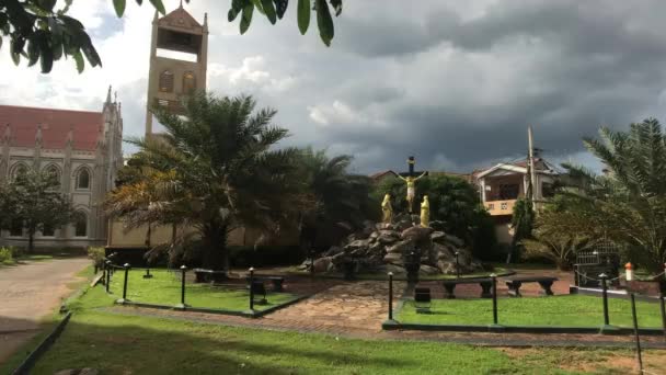 Negombo, Sri Lanka, 23 november 2019, Kerk van St. Sebastian, grondgebied aan de kerk uitzicht vanaf de weide naar de klokkentoren — Stockvideo