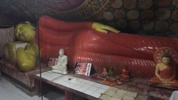 Сигирия, Шри-Ланка, 25 ноября 2019, Будда в скальном искушении часть 2 — стоковое видео