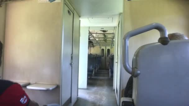 Ella, Srí Lanka, 24. listopadu 2019, turisté sedí ve vlaku — Stock video