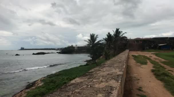 Galle, Sri Lanka, borde de la pared a lo largo del paseo marítimo — Vídeos de Stock