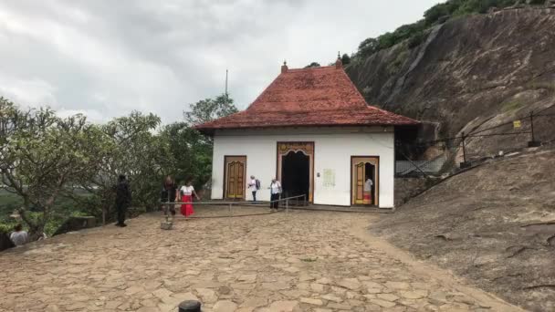 Dambulla, Srí Lanka, 25. listopadu. 2019, turisté se scházejí před vchodem — Stock video