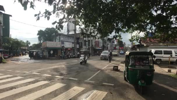 Negombo, Sri Lanka, 23 de noviembre de 2019, una encrucijada animada de una pequeña ciudad parte 1 — Vídeos de Stock