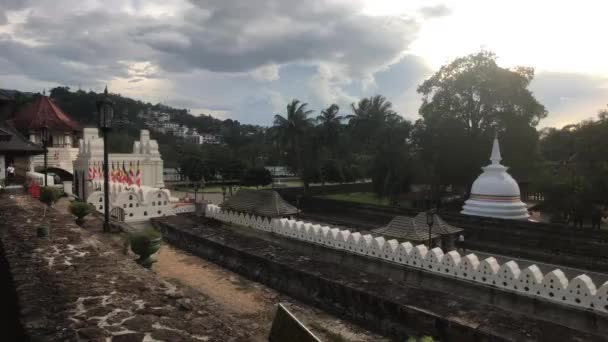 Kandy, Sri Lanka, territorio del templo con una valla — Vídeos de Stock