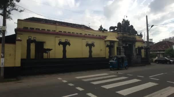 Negombo, Sri Lanka, kruispunt op een lege straat — Stockvideo