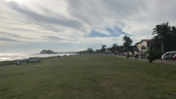 Matara, Sri Lanka, November 25, 2019, street with tourists along the house — Stok video