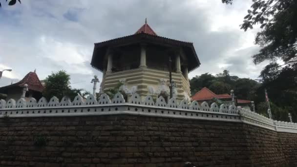 Kandy, Sri Lanka, uitzicht op het prieel in de tempel — Stockvideo