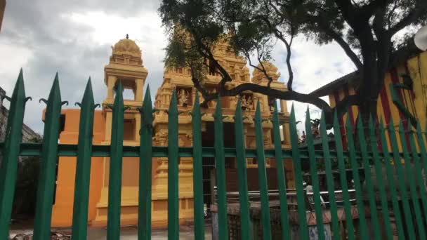 Negombo, Sri Lanka, bellissimo edificio attraverso la recinzione — Video Stock