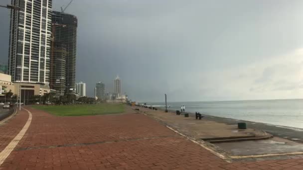 Colombo, Sri Lanka, 22 de noviembre de 2019, Galle Face Green un tramo de mar en el paseo marítimo — Vídeo de stock