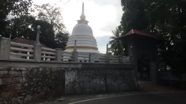 Kandy, sri lanka, Blick auf die Kuppel der Dagoba von der Straße aus — Stockvideo