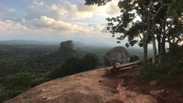 Sigiriya, Σρι Λάνκα, 25 Νοεμβρίου 2019, οι τουρίστες περιμένουν το ηλιοβασίλεμα — Αρχείο Βίντεο