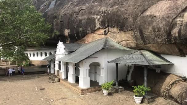 2019年11月25日，斯里兰卡达布莱拉洞穴寺附近的游客 — 图库视频影像