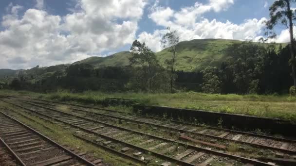 Ella, Sri Lanka, train stop amid mountains — Stockvideo