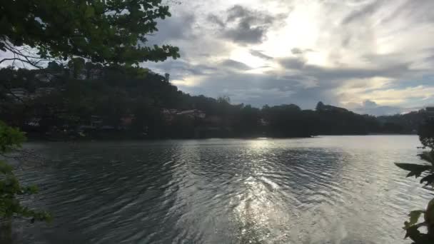 Kandy, Srí Lanka, západ slunce s mraky na jezeře — Stock video