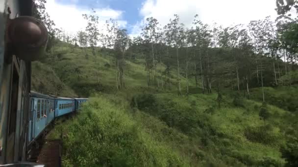 Ella, Sri Lanka, comboio desloca-se para o túnel — Vídeo de Stock