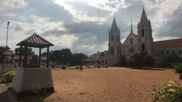 Negombo, Sri Lanka, 23 november 2019, Sankt Sebastians kyrka, gatuvy över kyrkan — Stockvideo