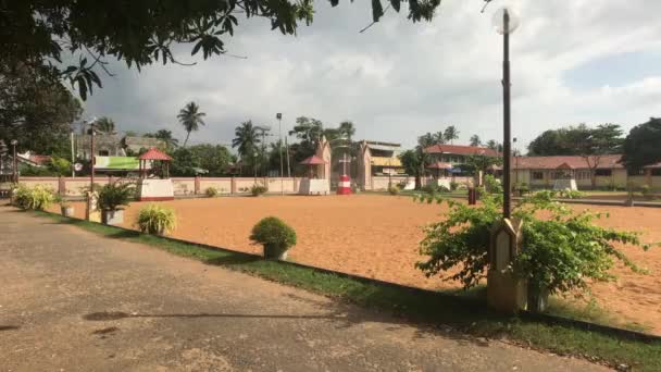 Negombo, Sri Lanka, 23 novembre 2019, Chiesa di San Sebastiano, veduta del parco della chiesa dal prato alla strada — Video Stock