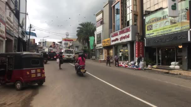 Negombo, Sri Lanka, 23 de noviembre de 2019, una encrucijada animada de una pequeña ciudad parte 4 — Vídeo de stock