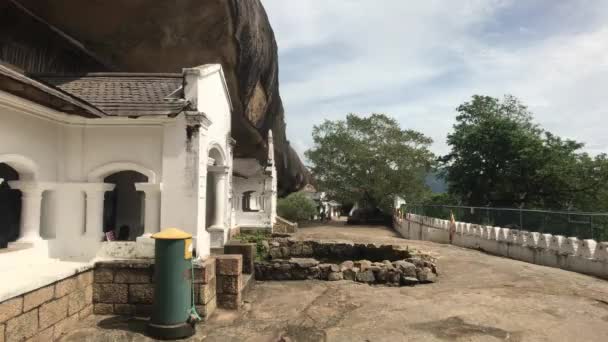 Dambulla, Srí Lanka, chrám a vchod do jeskyně — Stock video