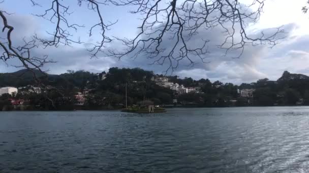 Kandy, Sri Lanka, evening lake from the side of the gazebo in the temple — Stock Video