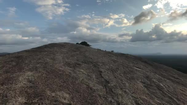 Sigiriya, Sri Lanka, hora da noite na montanha — Vídeo de Stock