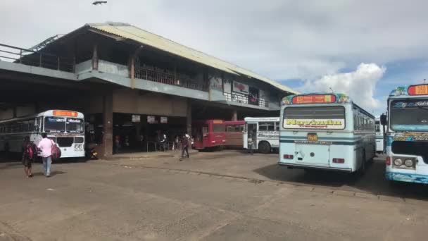 Matara, Sri Lanka, 25 november 2019, Oude Tangalle Rd, verkeer en toeristen naar het busstation — Stockvideo