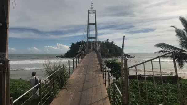 Matara, Sri Lanka, November 25, 2019, Paravi Duwa Temple, tourist on the shore near the bridge — Stok video