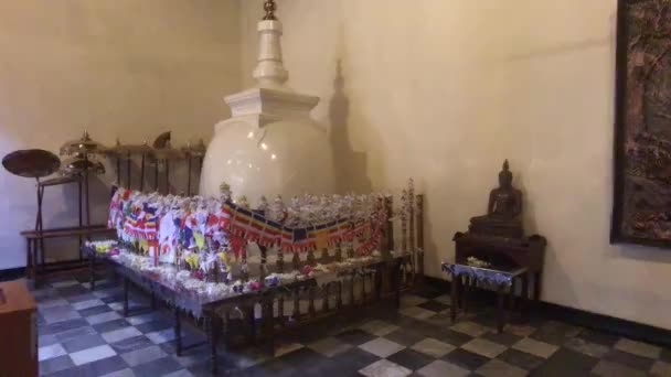 Kandy, Sri Lanka, kamer met Dagoba in de tempel — Stockvideo