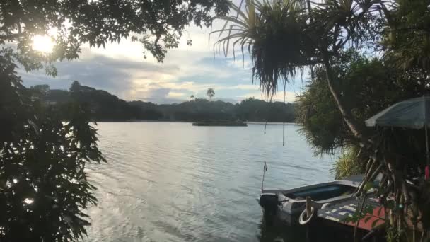Канди, Шри-Ланка, солнце сквозь облака на озере — стоковое видео