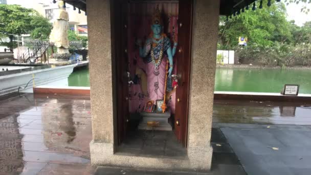 Коломбо, Шрі-Ланка, 22 листопада 2019 року, 61 Шрі-Джинаратхана Рд, храм Гангарамая вигляд території з виходу. — стокове відео