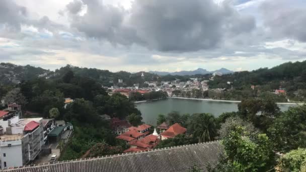 Kandy, Sri Lanka, vue sur les bâtiments le long du lac depuis la montagne — Video