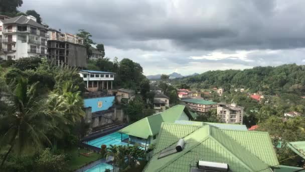 Kandy, Sri Lanka, vista de los tejados de las casas desde la montaña — Vídeo de stock