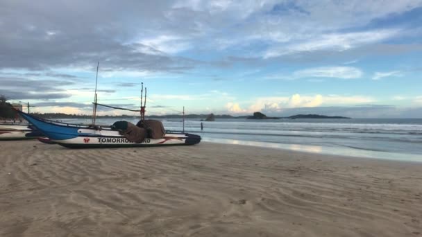 Weligama, Sri Lanka, goletas de pesca en reparación — Vídeo de stock