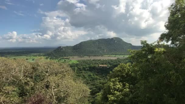 Mihintale, Sri Lanka, montaña en la distancia sobre el fondo del horizonte — Vídeo de stock